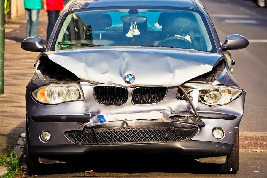 Onze verzekeringsadviseur Hakan Tas legt uit waarop je moet letten in je zoektocht naar een betrouwbare en voordelige autoverzekering. Hij geeft ook enkele handige tips waarmee je je voordeel kunt doen. 